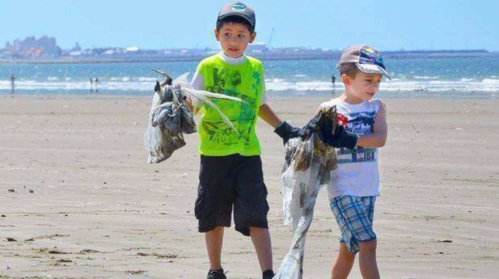 Los ni�os se sumaron en la playa a la limpieza que buzos realizaron en el mar