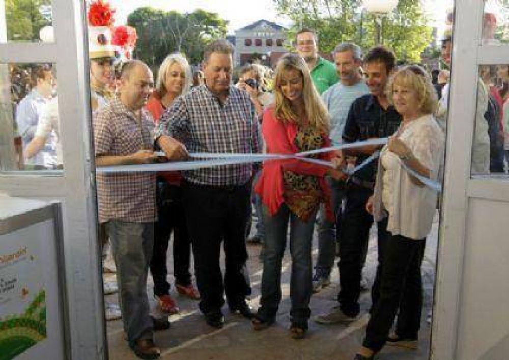 Qued� inaugurada en la Plaza del Agua la �EXPO-AMARMIJARD�N�
