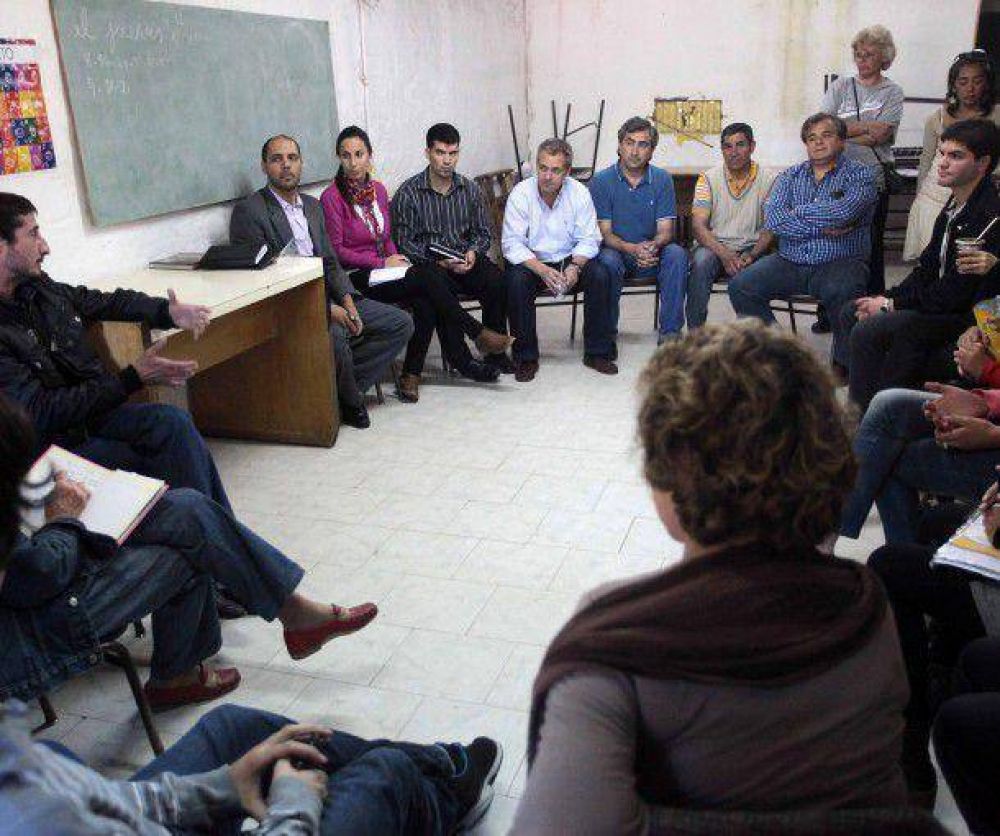 Analizaron necesidades del barrio Felix U. Camet con la Comisi�n Normalizadora