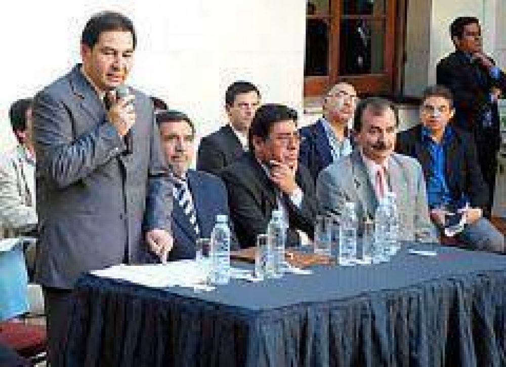 Entregaron fondos para las escuelas t�cnicas de la capital y del interior