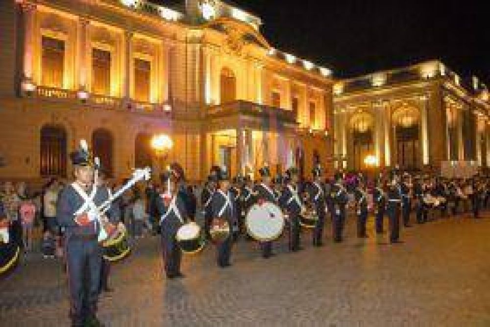 Una multitud acompa�� el encuentro de bandas militares frente al Palacio Municipal