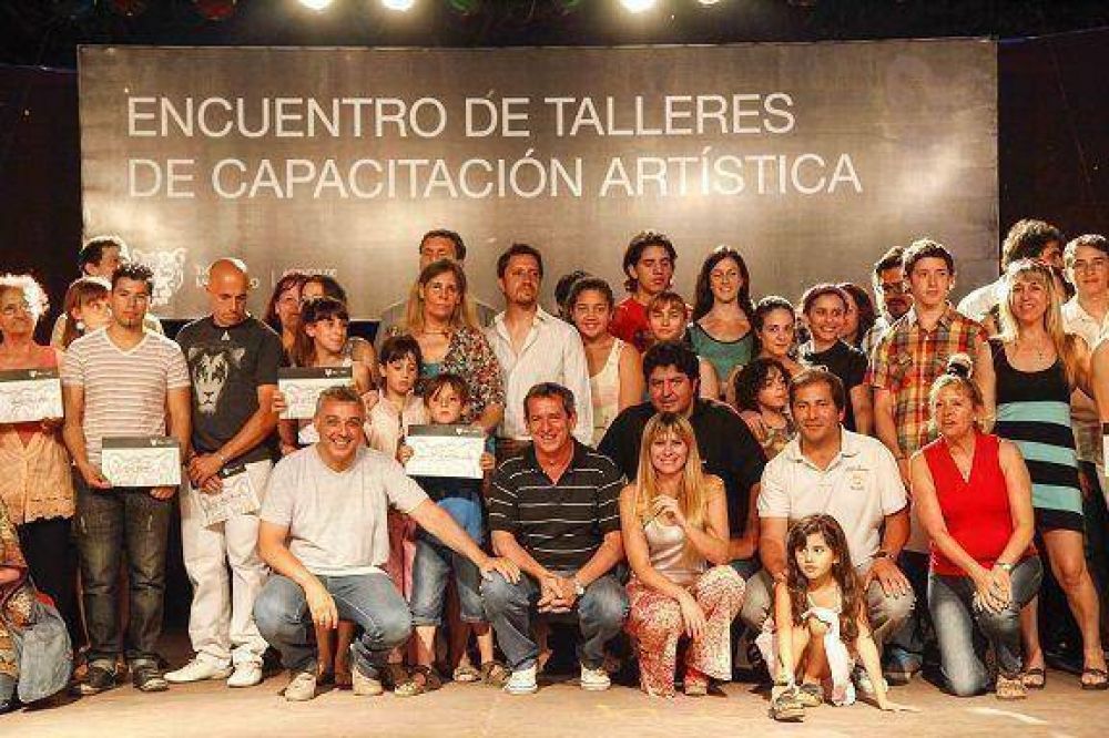Gran cierre de los talleres art�sticos 2012 en Tigre y entrega de subsidios