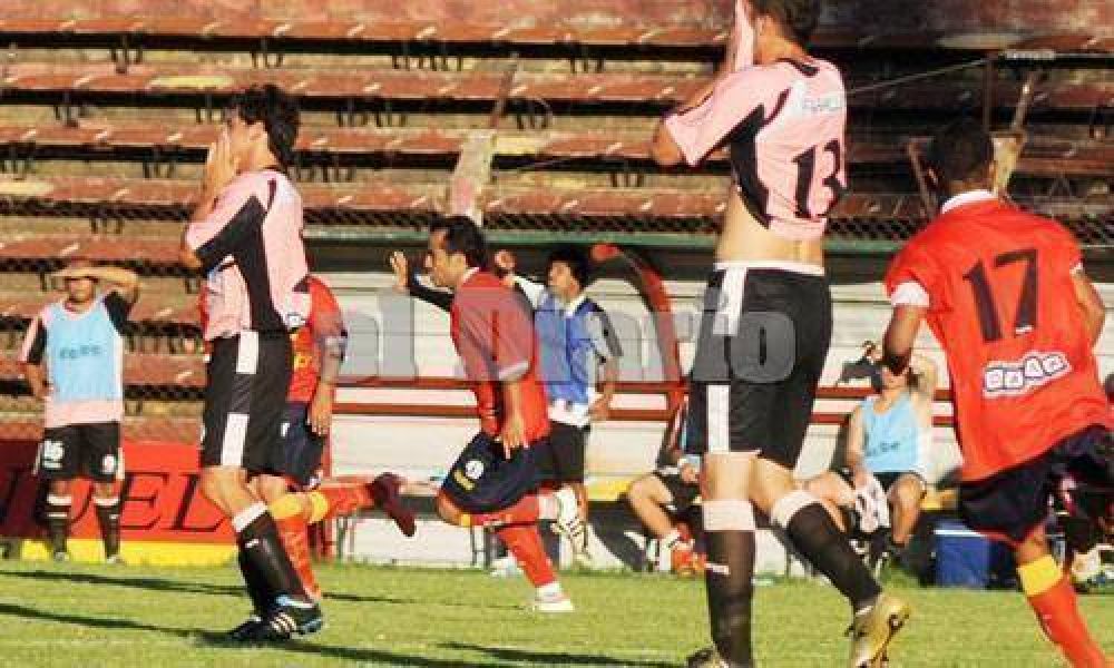 Sufri� la ley de la roja, perdi� sobre la hora y se baj� de la cima
