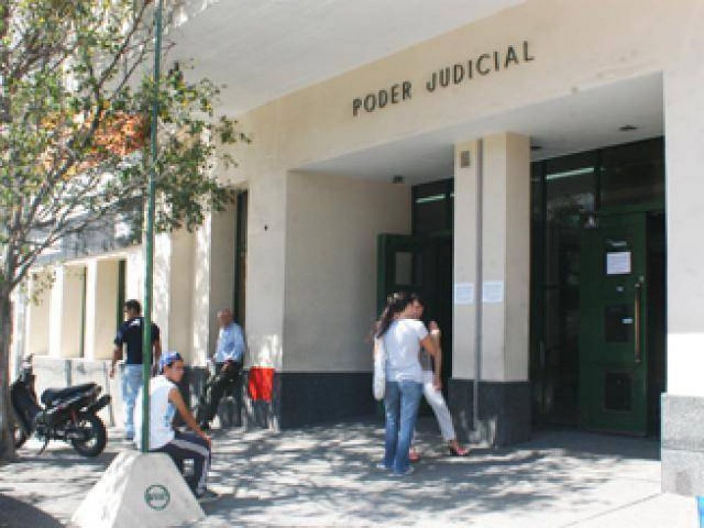 Comenz� juicio a ex funcionarios locales