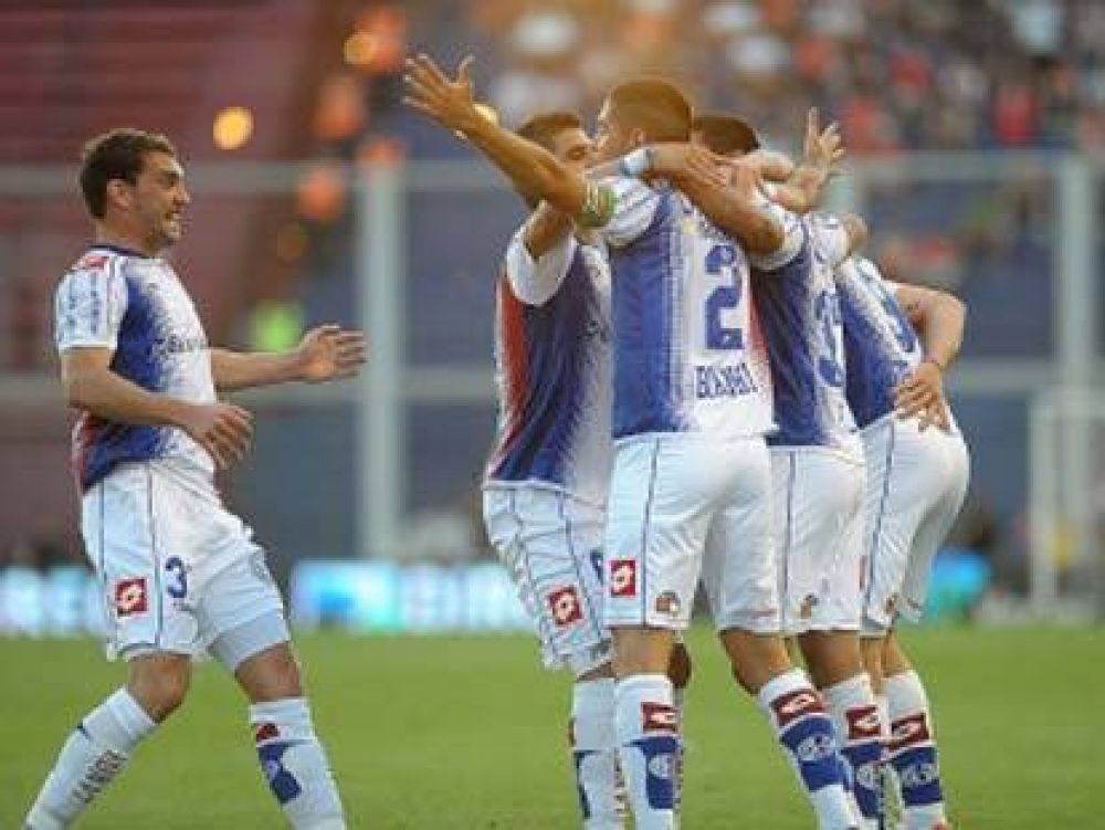 San Lorenzo reaccion�, gan� y acentu� la crisis del �Rojo�, que no levanta cabeza
