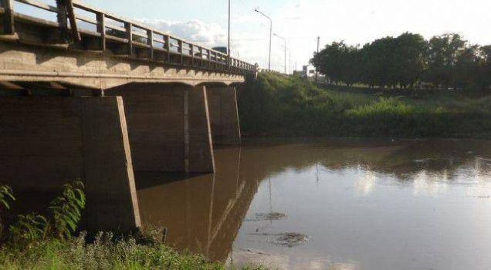  Realizan tareas de limpieza en el r�o Negro