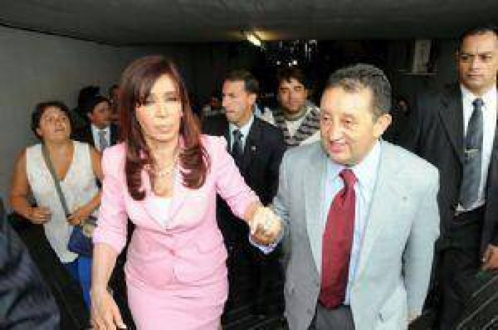 Cristina manda gendarmes y fondos para Jaque y Scioli