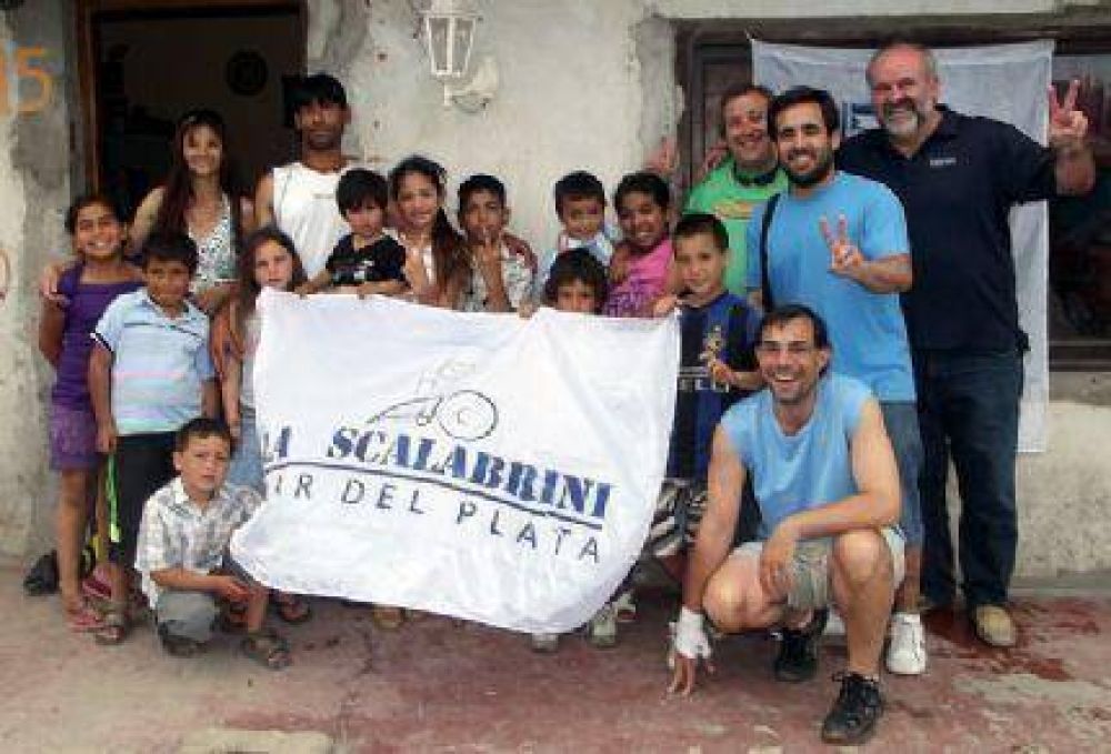�La Scalabrini� junto a ni�os del barrio Coronel Dorrego