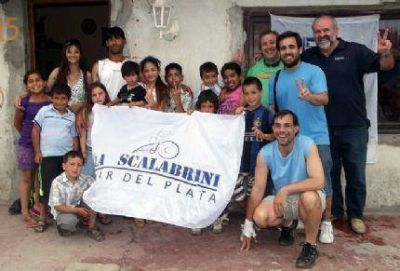 �La Scalabrini� junto a ni�os del barrio Coronel Dorrego