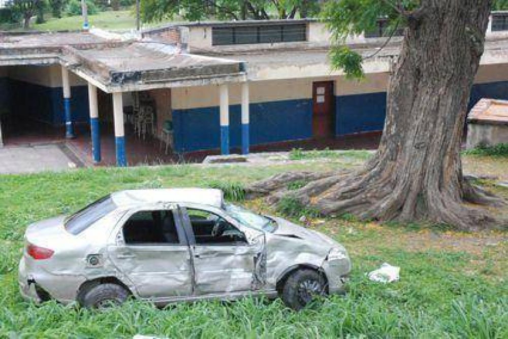 Un autom�vil cay� al patio De una escuela