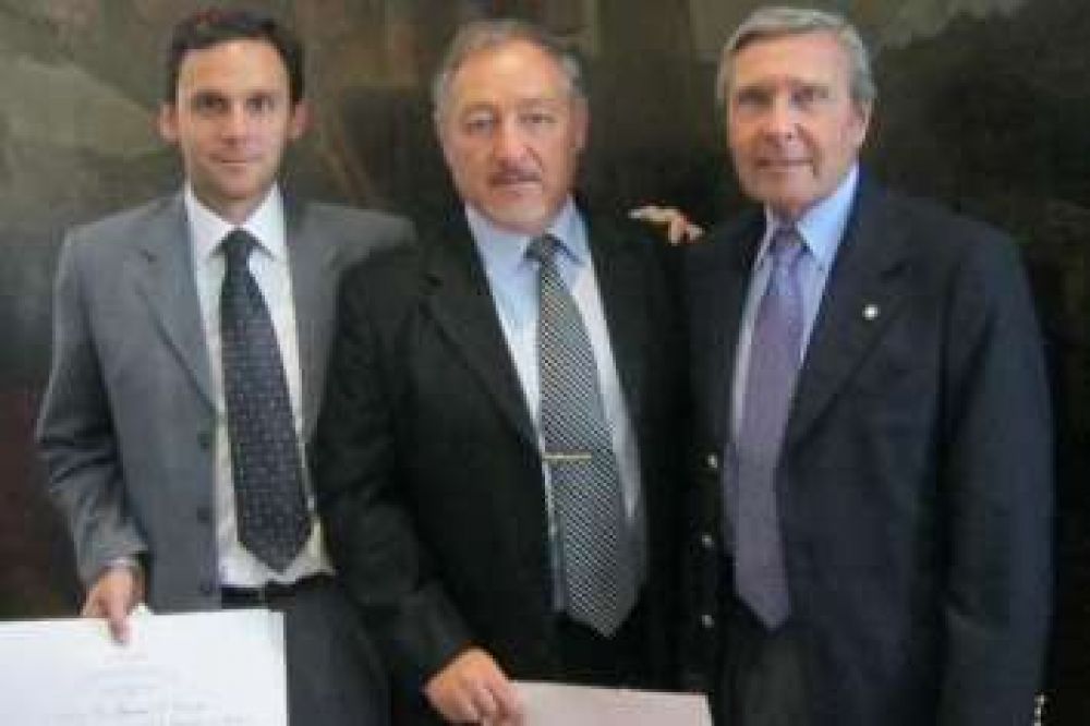  DISTINCI�N PARA TRES M�DICOS DE DOLORES