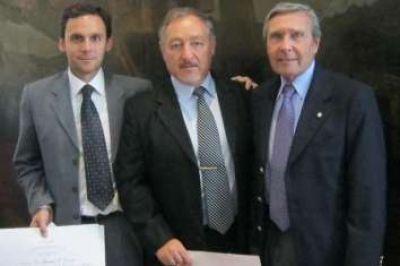  DISTINCI�N PARA TRES M�DICOS DE DOLORES