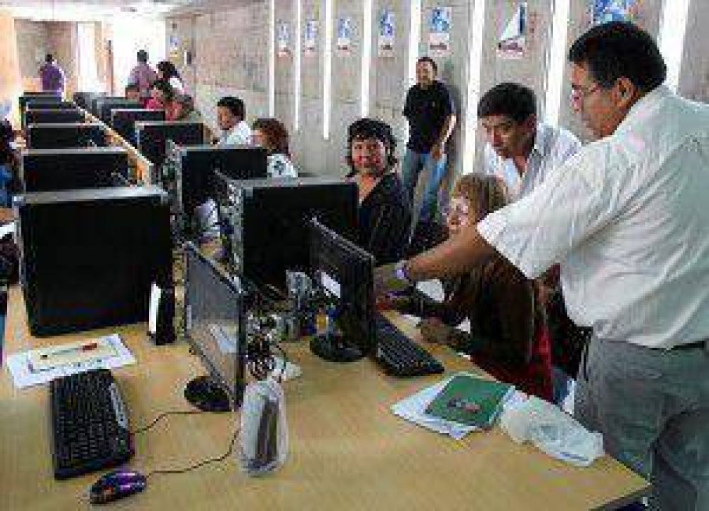  Cursos de capacitaci�n en el municipio capitalino: Amplia aceptaci�n de empleados del �rea Imprenta