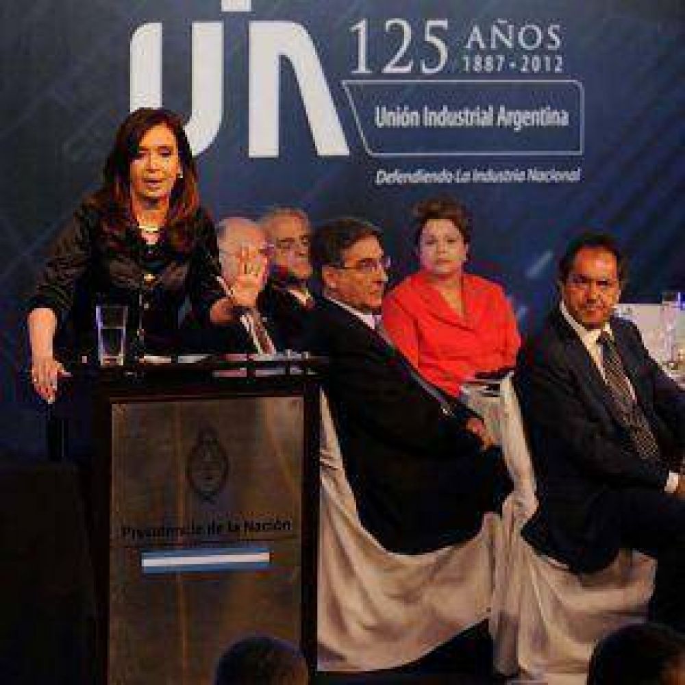 En foco: El abrazo de oso de Cristina Kirchner a Daniel Scioli