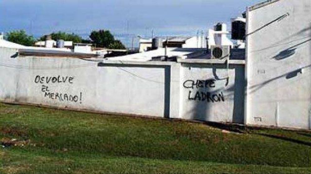 Aparecieron pintadas en la casa del intendente Schepens	
