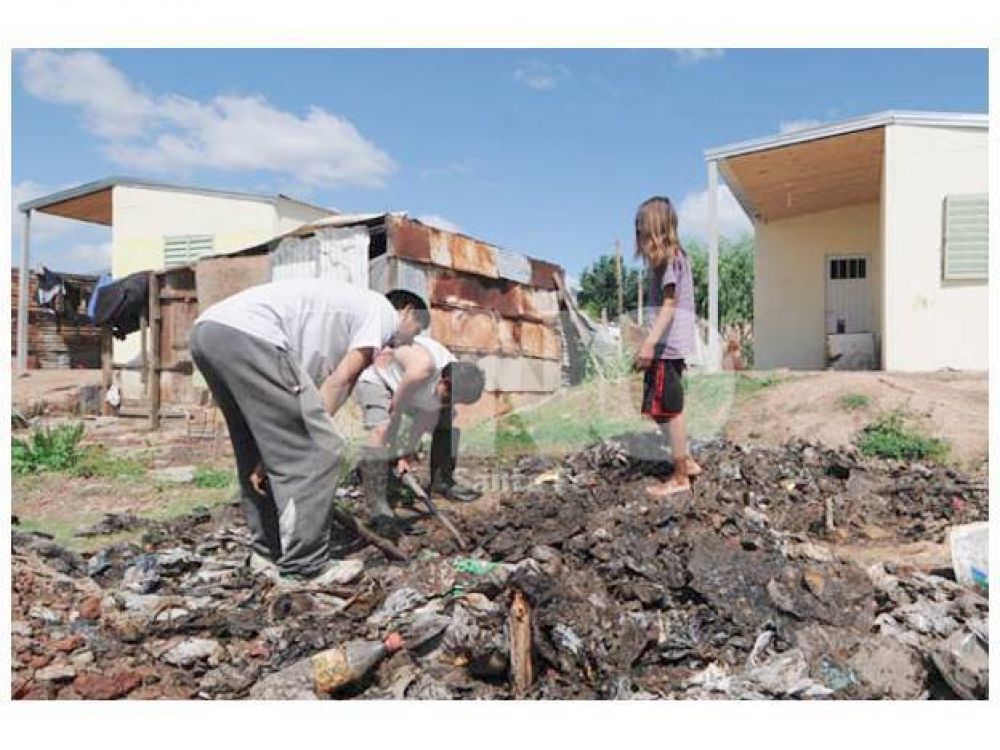 Las familias de Villa Oculta dejan los ranchos por un techo seguro