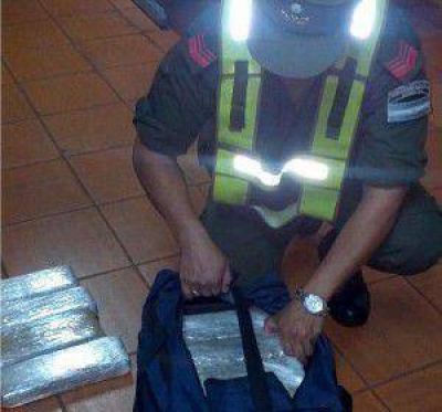 Gendarmer�a decomis� en San Jos� m�s de 44 kilos de marihuana ocultos en la cabina de un cami�n
