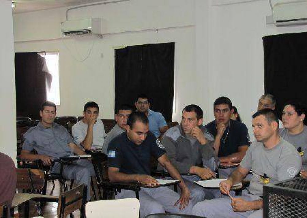 La Provincia capacita a Penitenciarios del Centro de Contenci�n de Menores