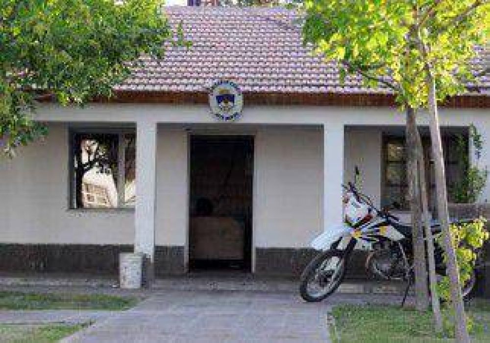 Golpe� a su ex novia y a tres polic�as 