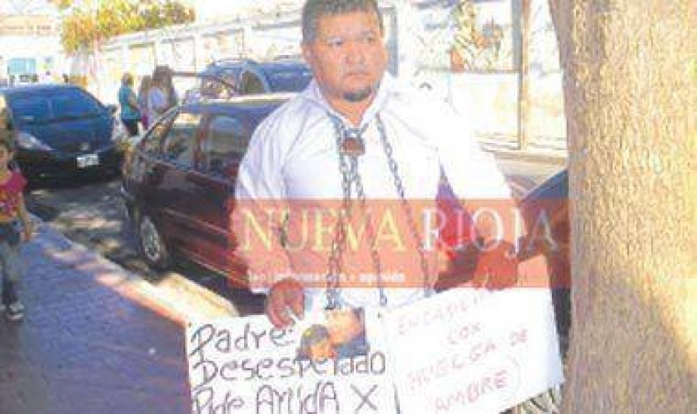 Hombre se encadena por la tenencia de su hija 