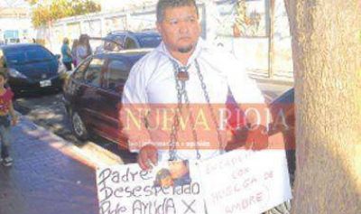 Hombre se encadena por la tenencia de su hija 