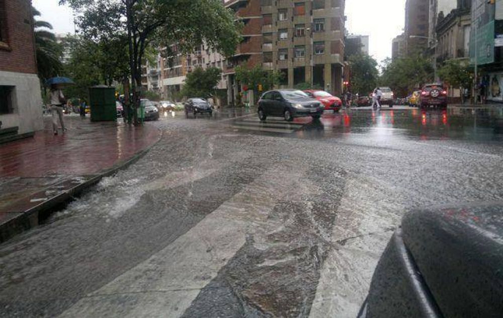 Cortes de luz, calles anegadas y autoevacuados por la lluvia