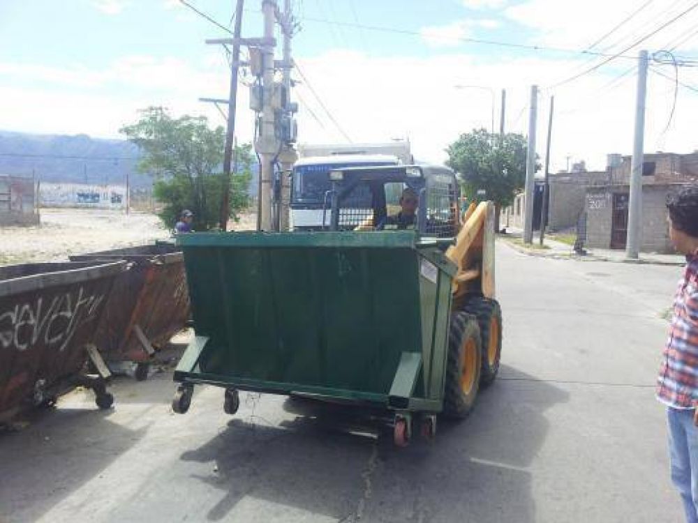 Recambio de contenedores en las Mil Viviendas