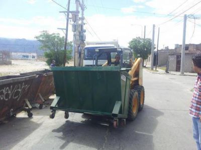 Recambio de contenedores en las Mil Viviendas