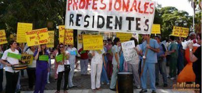 En el d�a del M�dico los residentes reclaman frente a gobernaci�n cobrar m�s de $5 por hora