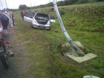 Auto derrap� por la lluvia en la autopista y choc� un poste