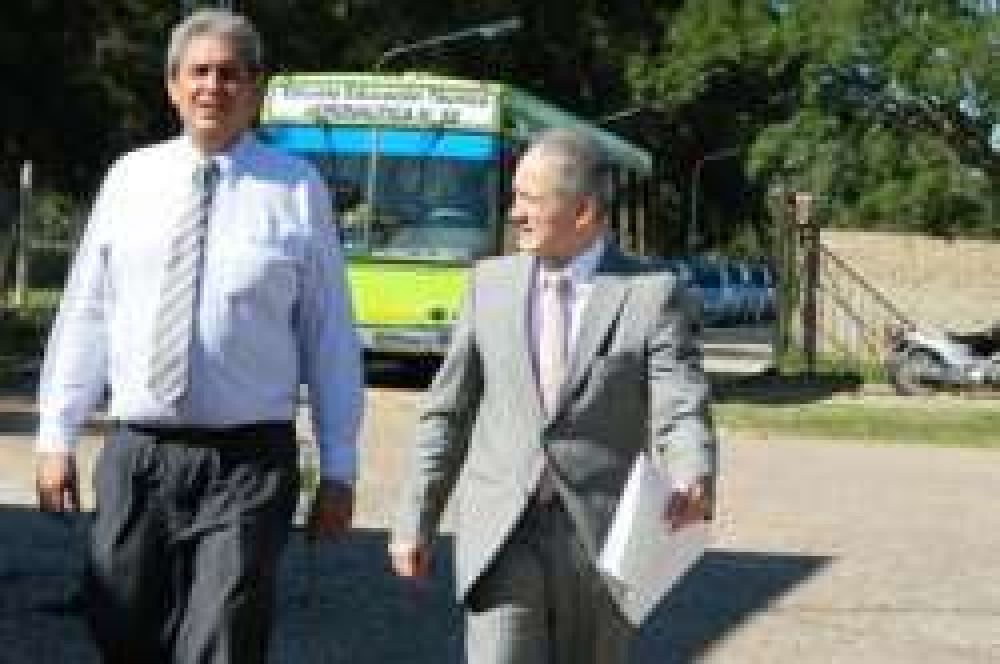 Donaron un colectivo a la Escuela de Aeron�utica