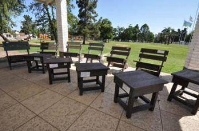 Las esuelas y jardines recibieron muebles realizados con pl�stico reciclado