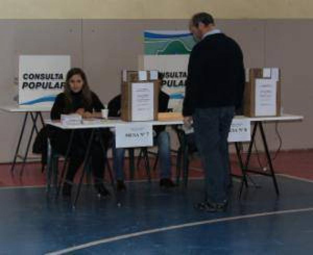 M�s del 87 por ciento de los votantes se manifest� a favor de ambas preguntas