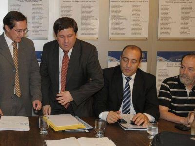 Costa present� el presupuesto 2013 con un d�ficit acotado y fuertes descuentos al contribuyente 