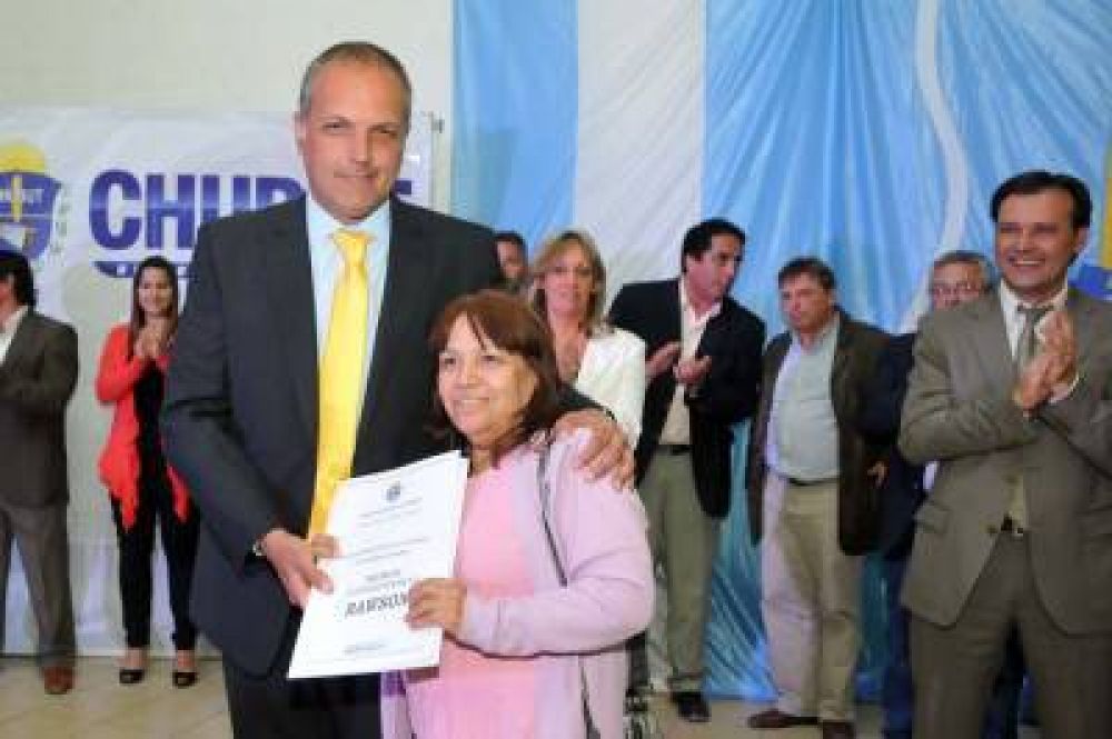 Buzzi entreg� t�tulos de propiedad a 48 familias