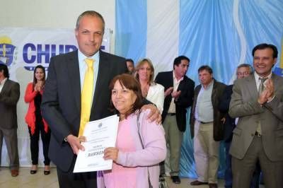 Buzzi entreg� t�tulos de propiedad a 48 familias