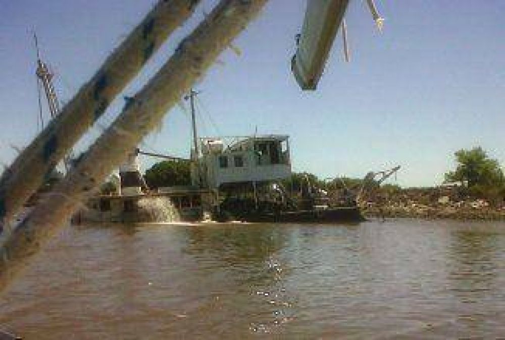 Son infructuosos los intentos de reflotar la draga del N�utico