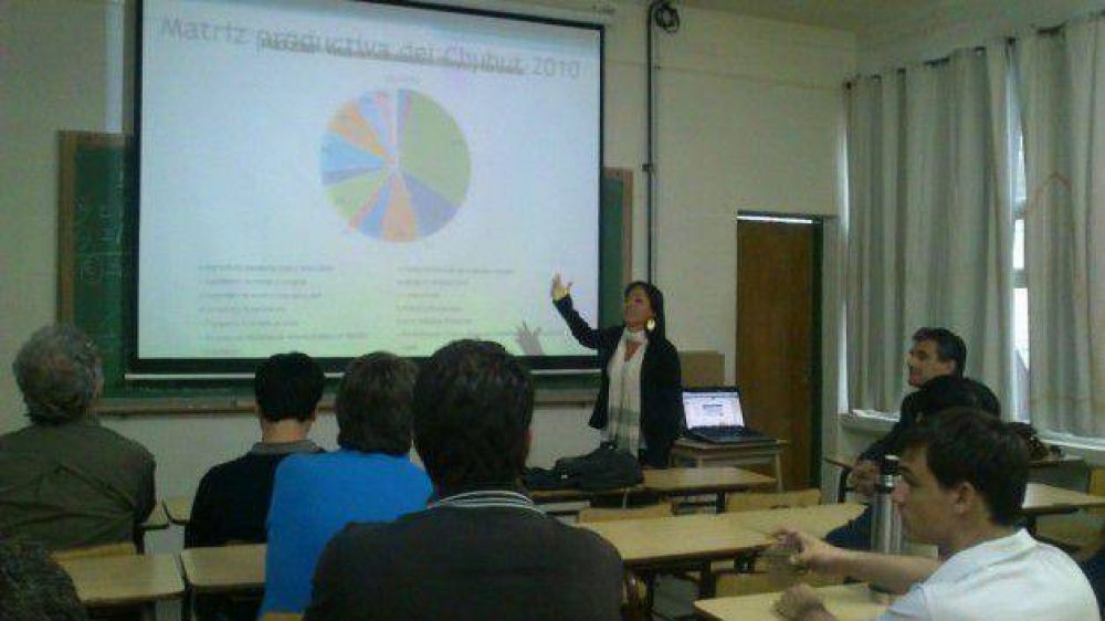 El Gobierno difunde dos programas para incorporar a futuros profesionales al mundo laboral