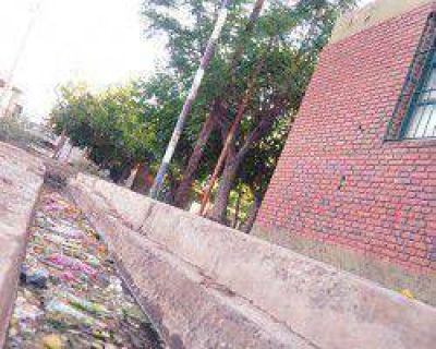 Por la acequia del frente de una escuela viajan l�quidos cloacales
