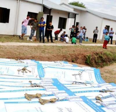 El Gobierno provincial "juega" con la necesidad de la gente de viviendas. En las elecciones prometen a miles, despu�s entregan a 100