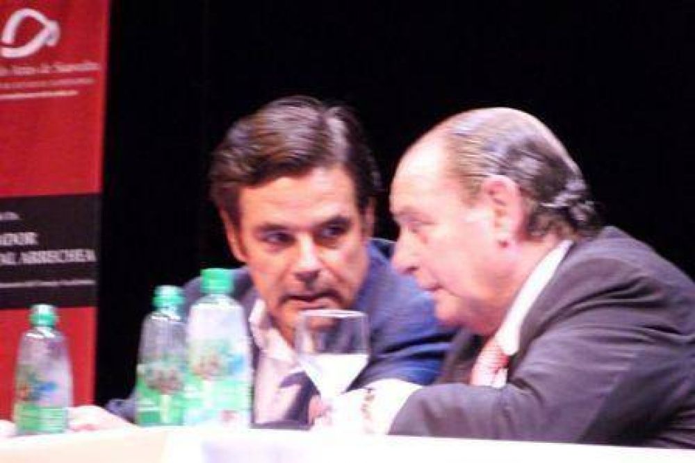 Con la introducci�n de Rovira se presentaron libros de Salvador Cabral Arrechea