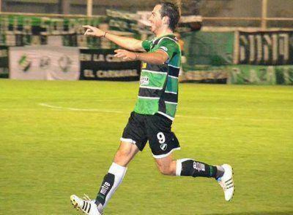 Villa Mitre resign� la punta en tiempo de descuento