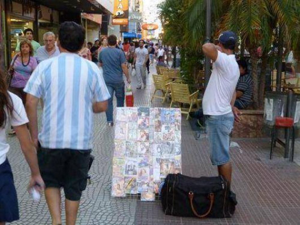 Puesteros desoyen normas y vuelven a copar la peatonal