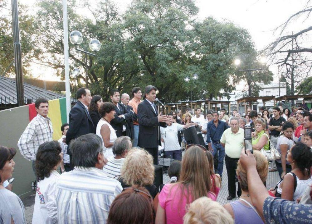 Con advertencia a los ambulantes, Guti�rrez inaugur� la Feria de los Artesanos en la Plaza de la Estaci�n