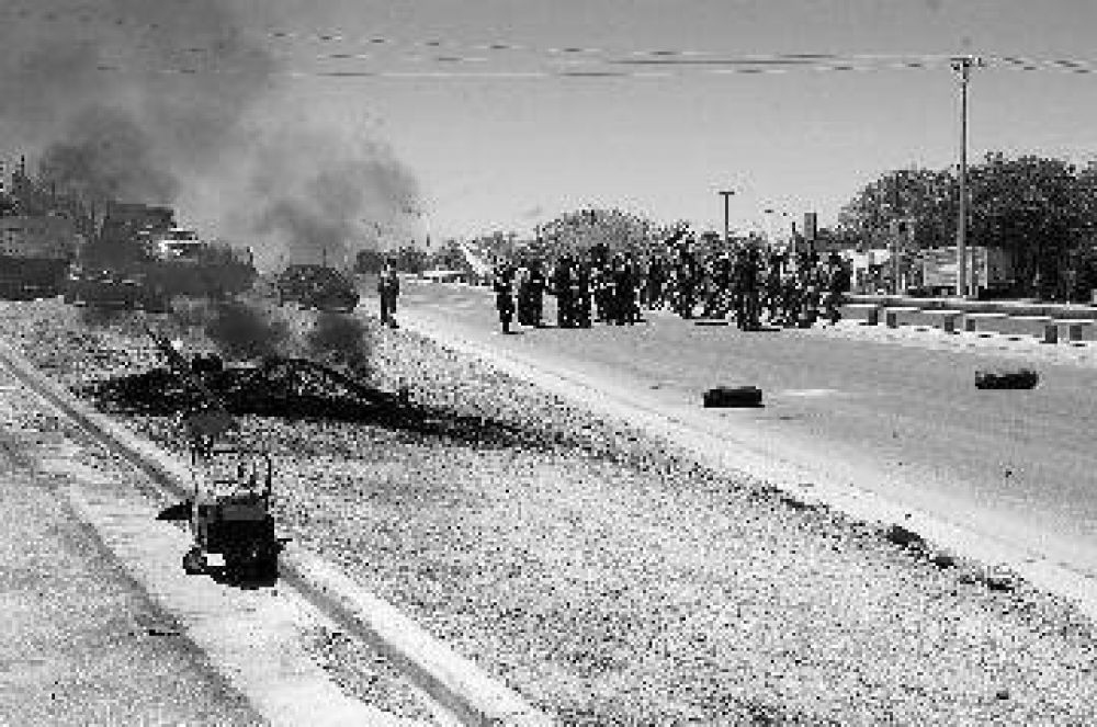 Trabajadores del EPEN cortan la ruta