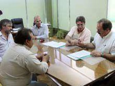 Firman contratos para obras de Salud y Educaci�n