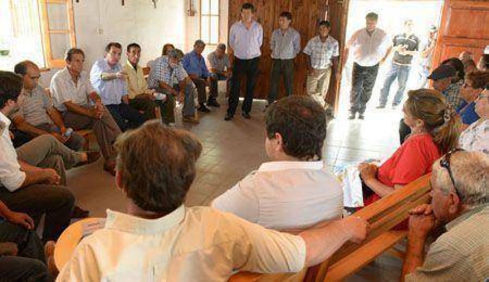En La Paz, la Provincia proyecta una escuela, un hospital y una red de gas  
