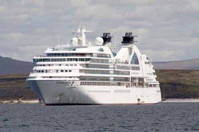 Trabajadores mar�timos del Puerto de Buenos Aires bloquean la salida del Seabourn Sojourm