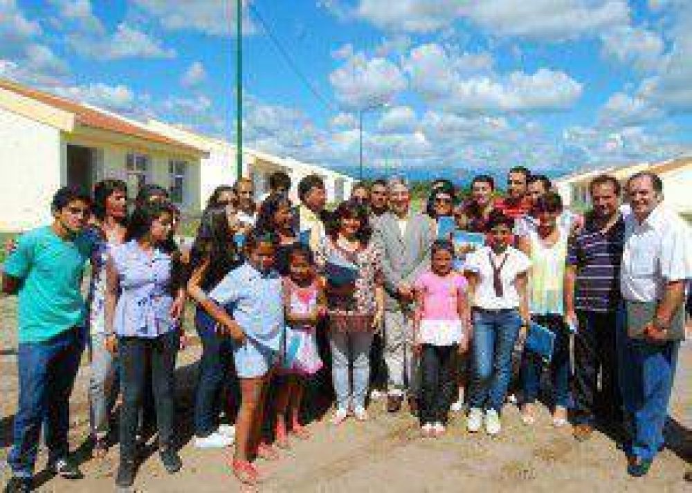 Poggi entreg� viviendas productivas en Santa Rosa del Conlara