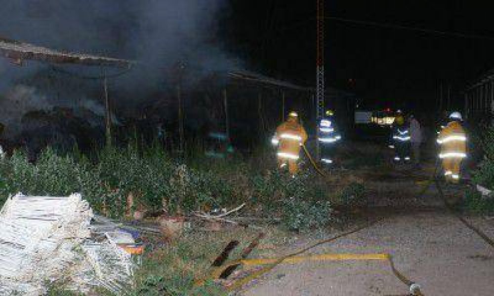 Se incendi� un enorme galp�n de una av�cola de Maip� 